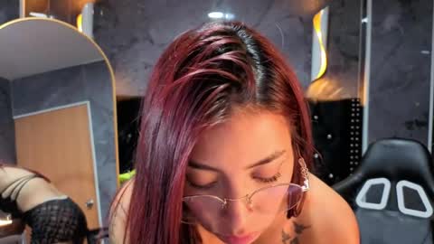 laura_b_ online show from May 17, 10:36 am