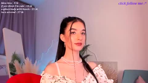 Laura online show from August 5, 9:21 pm