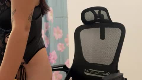 laurabestt online show from June 29, 10:15 am