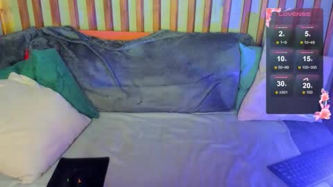 Snapshot of lauraellinss chatting on October 11, 8:41 am Laura online show from October 11, 8:41 am