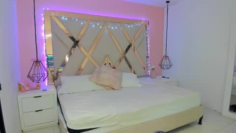 laura  online show from February 16, 7:58 pm