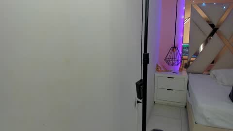 laura  online show from February 20, 7:15 pm