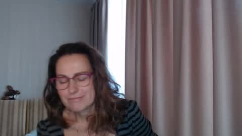 Snapshot of lauraoven1 chatting on October 18, 8:17 am Lauraoven1 online show from October 18, 8:17 am
