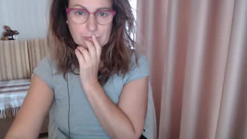 Snapshot of lauraoven1 chatting on October 19, 12:51 pm Lauraoven1 online show from October 19, 12:51 pm