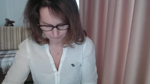 Snapshot of lauraoven1 chatting on February 25, 9:09 am Lauraoven1 online show from February 25, 9:09 am