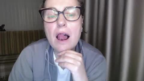 Snapshot of lauraoven1 chatting on February 5, 5:53 pm Lauraoven1 online show from February 5, 5:53 pm