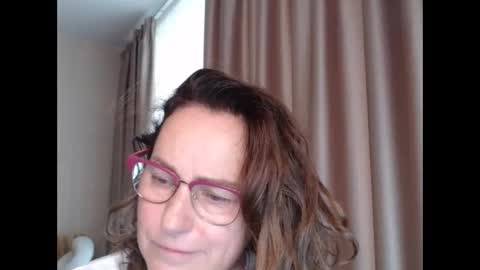 Snapshot of lauraoven1 chatting on October 10, 7:35 am Lauraoven1 online show from October 10, 7:35 am