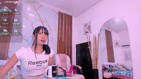 Snapshot of laurem_paulette chatting on February 28, 1:03 pm Laurem online show from February 28, 1:03 pm