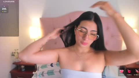 Snapshot of laurenn_smitth chatting on February 4, 12:33 pm laurenn_smitth online show from February 4, 12:33 pm