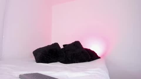 laurensmith9 online show from March 11, 12:39 pm