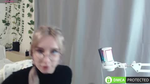 Snapshot of lavinell chatting on February 9, 3:22 am Mia online show from February 9, 3:22 am