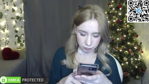 Snapshot of lavinell chatting on December 17, 11:28 am Mia online show from December 17, 11:28 am