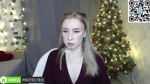 Snapshot of lavinell chatting on December 14, 9:18 am Mia online show from December 14, 9:18 am