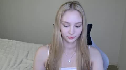 Snapshot of laylapretty001 chatting on October 7, 5:01 am LaylaPretty001 online show from October 7, 5:01 am