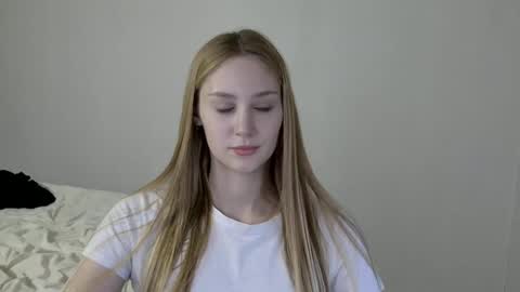 Snapshot of laylapretty001 chatting on December 5, 8:00 am LaylaPretty001 online show from December 5, 8:00 am