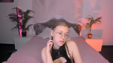 layriantavee online show from December 13, 7:15 am