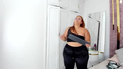 Snapshot of leahbarker chatting on March 5, 10:33 pm Leah online show from March 5, 10:33 pm