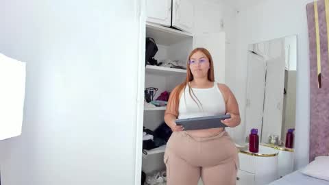 Snapshot of leahbarker chatting on February 17, 11:22 pm Leah online show from February 17, 11:22 pm