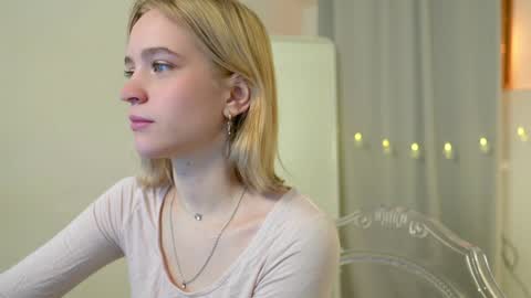 Snapshot of leo_lulu chatting on December 10, 3:01 pm Ashly online show from December 10, 3:01 pm