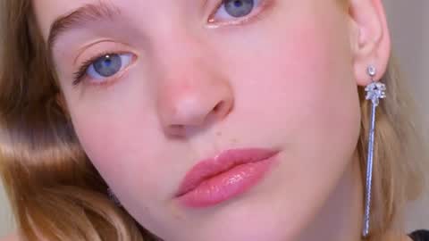 Snapshot of leo_lulu chatting on December 2, 3:12 pm Ashly online show from December 2, 3:12 pm