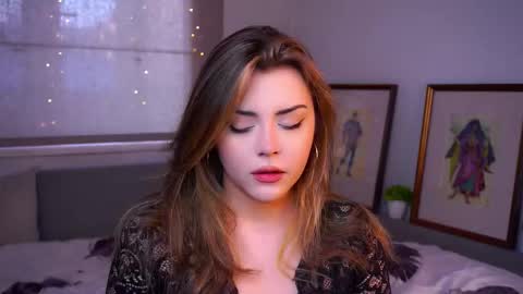 Mia online show from December 14, 8:09 am