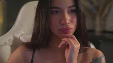 Leora online show from September 15, 5:20 pm