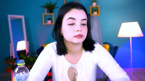 Snapshot of leslierowe chatting on October 4, 8:24 pm LeslieRowe online show from October 4, 8:24 pm