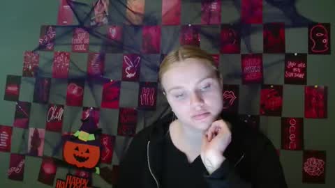 Snapshot of leyla_le chatting on October 17, 7:11 am Leyla online show from October 17, 7:11 am