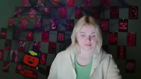 Snapshot of leyla_le chatting on October 7, 6:51 am Leyla online show from October 7, 6:51 am