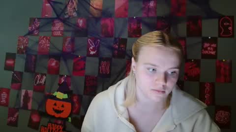 Snapshot of leyla_le chatting on October 15, 7:00 am Leyla online show from October 15, 7:00 am