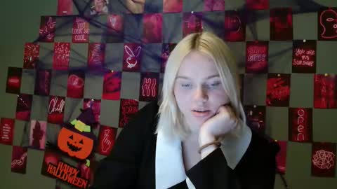 Snapshot of leyla_le chatting on October 2, 7:35 am Leyla online show from October 2, 7:35 am
