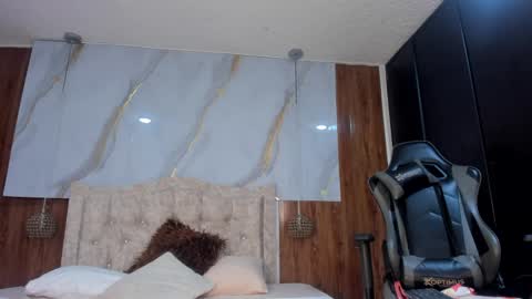 lia_16_ online show from April 25, 1:41 pm