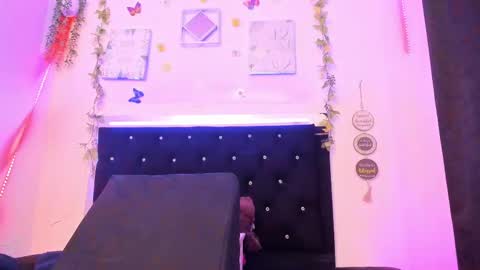 liilly_taylor1 online show from October 5, 4:01 pm