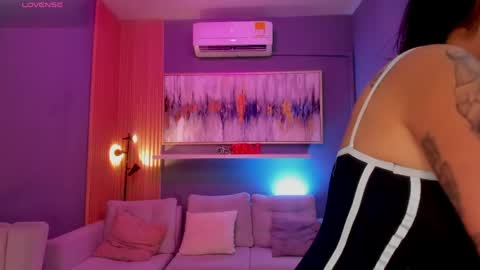 holis soy lily chang no olvides el pulgar arriba es muy importante para mi 3 independent model online show from April 29, 7:52 pm