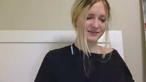 lilib2656 online show from May 2, 2:48 am