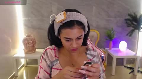 Snapshot of lilith_petit_sub chatting on February 23, 2:56 am Lilith online show from February 23, 2:56 am