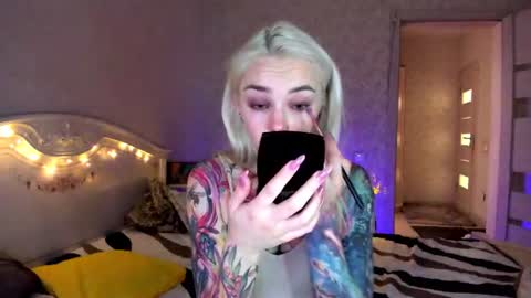 LilliMoore online show from June 18, 6:04 am