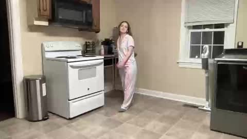 lilly_adams88 online show from April 28, 2:27 am