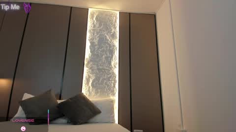 L I L L Y online show from October 21, 3:27 pm