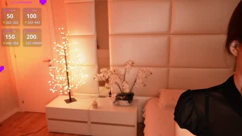 Lilly Colins online show from July 24, 9:00 pm