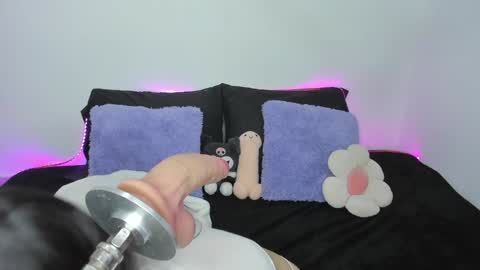 Snapshot of lilly_kinky chatting on February 4, 3:44 am Lilly online show from February 4, 3:44 am