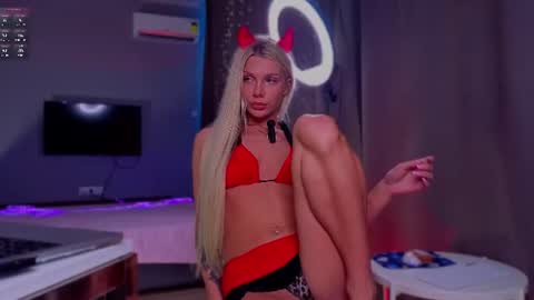 lilly_lux online show from June 17, 4:08 pm