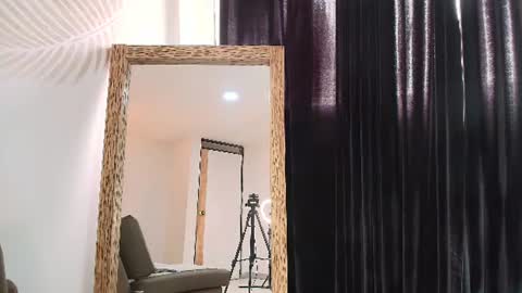Lily Lauren online show from June 19, 1:03 pm