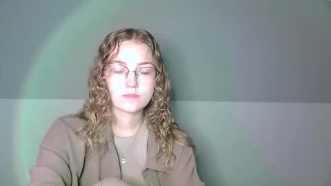 small lily online show from September 19, 6:12 am