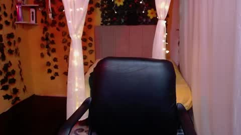 lilymoon_018 online show from May 8, 2:20 pm