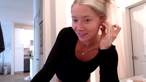 Lily Monroe online show from October 26, 7:31 pm