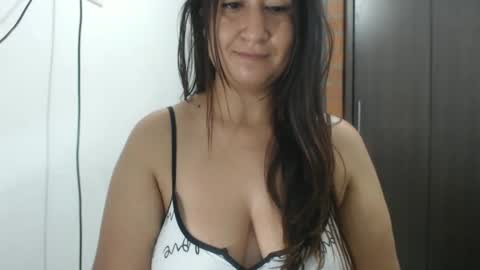 Snapshot of lina_playful chatting on December 4, 10:35 am iiisabella online show from December 4, 10:35 am