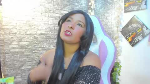 LINA SANCHEZ online show from April 28, 8:35 pm