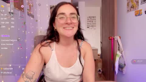 Snapshot of linda_giggle chatting on October 20, 4:10 pm Giggles online show from October 20, 4:10 pm