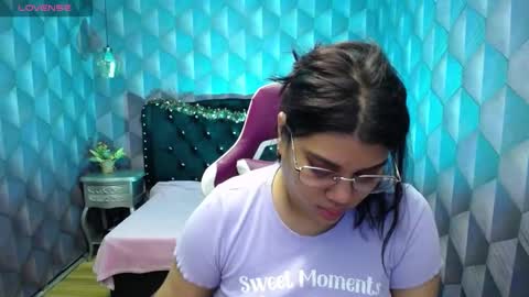 Snapshot of lindabreexlove chatting on December 29, 3:33 am online show from December 29, 3:33 am